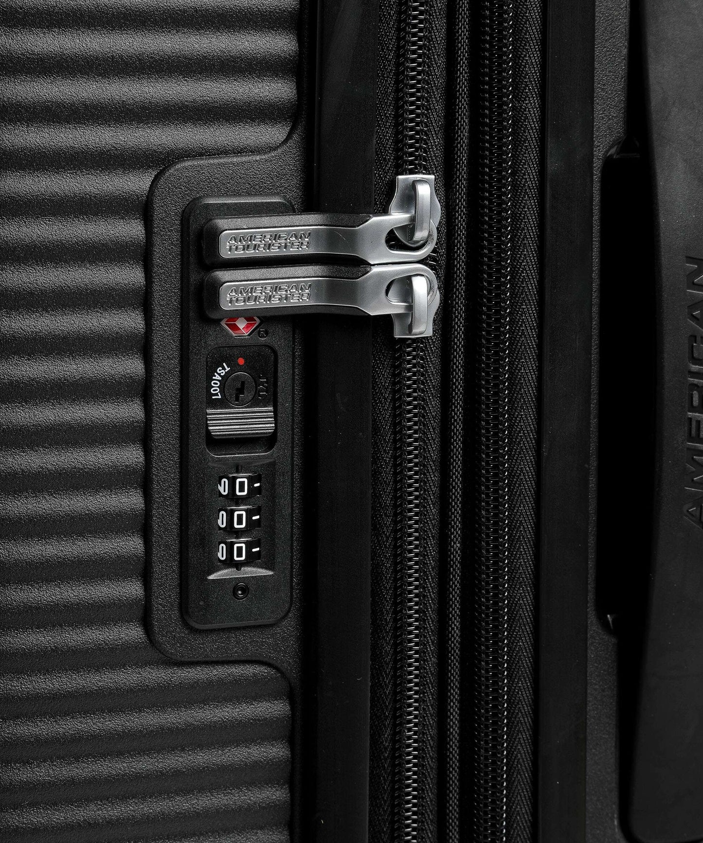 American Tourister Soundbox 4-Rollen Trolley bass black
