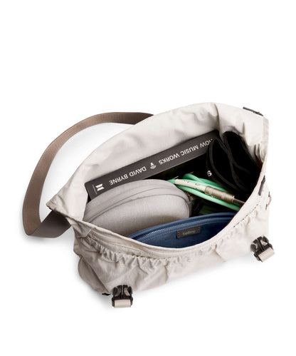 Bellroy Cinch 12 Kuriertasche oat